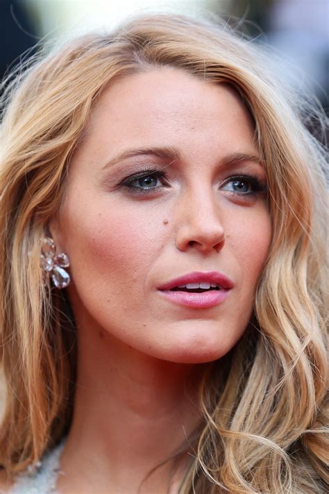 Blake Livelys Nude Past: Ten GIFs Of Blake Lively Nude And。